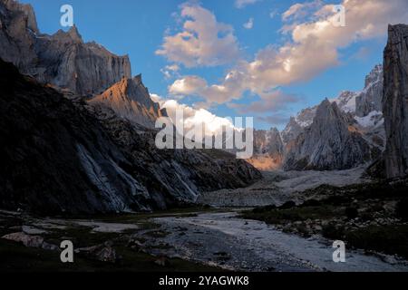 Sonnenuntergang im wunderschönen Nangma Valley (Yosemite von Pakistan), Kanday, Baltistan, Pakistan Stockfoto