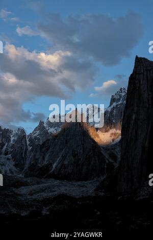 Sonnenuntergang im wunderschönen Nangma Valley (Yosemite von Pakistan), Kanday, Baltistan, Pakistan Stockfoto