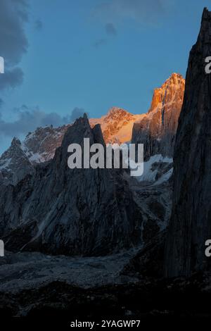 Sonnenuntergang im wunderschönen Nangma Valley (Yosemite von Pakistan), Kanday, Baltistan, Pakistan Stockfoto