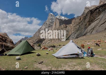 Camping im wunderschönen Nangma Valley (Yosemite von Pakistan), Kanday, Baltistan, Pakistan Stockfoto