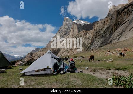 Camping im wunderschönen Nangma Valley (Yosemite von Pakistan), Kanday, Baltistan, Pakistan Stockfoto