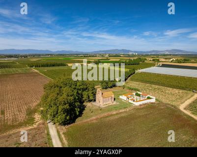 Luftaufnahme der Eremitage Santa Maria de l'OM in Ventalló an einem Herbstnachmittag (Alt Empordà, Girona, Katalonien, Spanien) Stockfoto