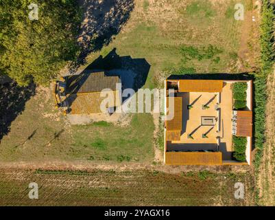 Luftaufnahme der Eremitage Santa Maria de l'OM in Ventalló an einem Herbstnachmittag (Alt Empordà, Girona, Katalonien, Spanien) Stockfoto