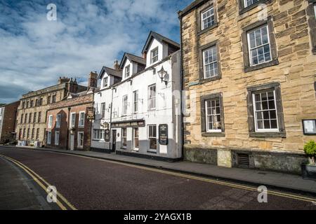 Alnwick, England - 5. August 2017: Blick auf das Gebäude in der Stadt Alnwick, einer Marktstadt im Norden Northumberlands, England Stockfoto