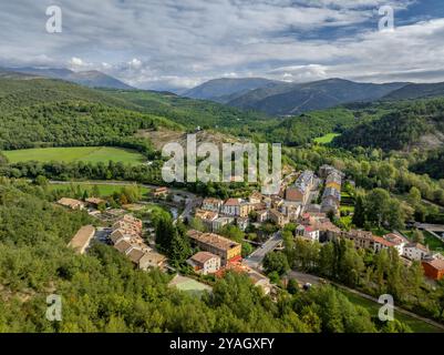 Aus der Vogelperspektive des Dorfes Senterada am Anfang des Vall Fosca-Tals an einem bewölkten Herbsttag (Pallars Jussà, Lleida, Katalonien, Spanien) Stockfoto