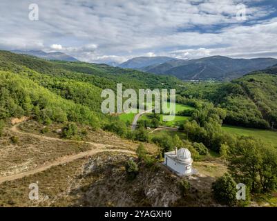 Aus der Vogelperspektive des Dorfes Senterada am Anfang des Vall Fosca-Tals an einem bewölkten Herbsttag (Pallars Jussà, Lleida, Katalonien, Spanien) Stockfoto