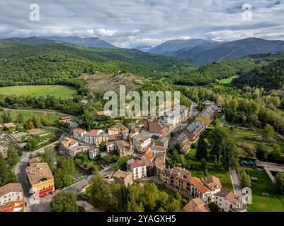 Aus der Vogelperspektive des Dorfes Senterada am Anfang des Vall Fosca-Tals an einem bewölkten Herbsttag (Pallars Jussà, Lleida, Katalonien, Spanien) Stockfoto