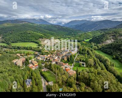 Aus der Vogelperspektive des Dorfes Senterada am Anfang des Vall Fosca-Tals an einem bewölkten Herbsttag (Pallars Jussà, Lleida, Katalonien, Spanien) Stockfoto