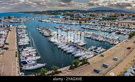 Blick aus der Vogelperspektive auf den Yachthafen mit Yachten und Segelbooten, die in der Stadt Pescara verankert sind. Pescara, Abruzzen, Italien, Europa Stockfoto