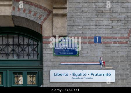 Das berühmte französische Motto Liberté, Egalité, Fraternité steht vor einer Schule in Paris, Frankreich Stockfoto