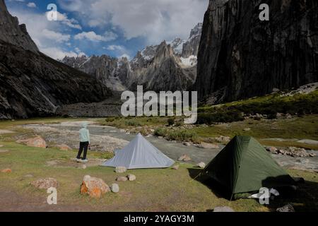 Camping im wunderschönen Nangma Valley (Yosemite von Pakistan), Kanday, Baltistan, Pakistan Stockfoto