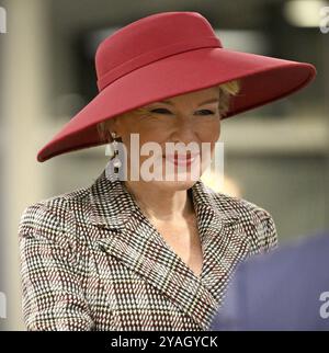 Paris, Frankreich. Oktober 2024. Königin Mathilde von Belgien kommt am ersten Tag des offiziellen Staatsbesuchs des belgischen Königspaares in Frankreich am 14. Oktober 2024 im Bahnhof Paris Nord an. Das belgische Königspaar ist auf einem dreitägigen Besuch in Frankreich. BELGA FOTOPOOL DIDIER LEBRUN Credit: Belga Nachrichtenagentur/Alamy Live News Stockfoto