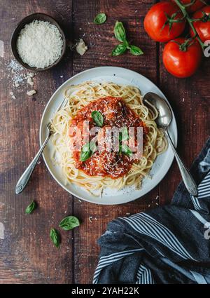 Blick von oben auf den Teller mit Spaghetti und Fleischbällchen auf dem Holztisch. Stockfoto