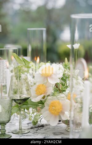 Grüner Empfang Am Hochzeitstag, Tischdecken, Mittelstücke, Weiße Blumen Stockfoto