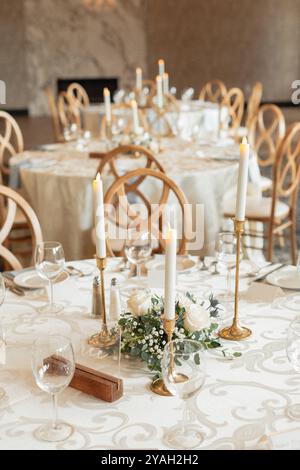 Weiße runde Tische, Hochzeitsempfang Stockfoto