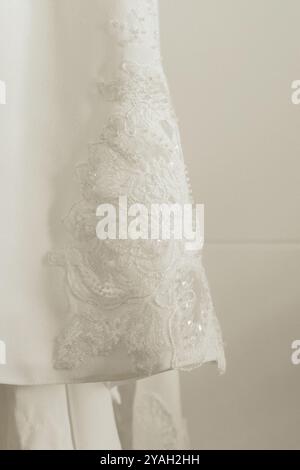 Weißes Hochzeitskleid mit Perlenstickerei und Stickerei Stockfoto