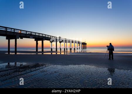 Fotograf am St Johns County Pier bei Sonnenaufgang, St Augustine FL Stockfoto