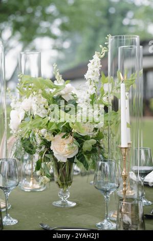 Grüner Empfang Am Hochzeitstag, Tischdecken, Mittelstücke, Weiße Blumen Stockfoto