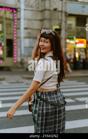 Lächelnde junge Frau in der Stadt. Stockfoto