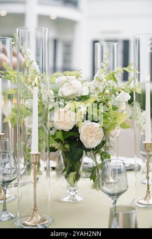 Grüner Empfang Am Hochzeitstag, Tischdecken, Mittelstücke, Weiße Blumen Stockfoto