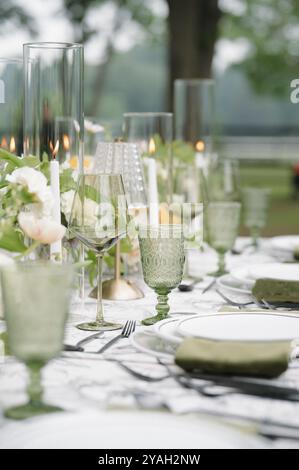 Grüner Empfang Am Hochzeitstag, Tischdecken, Mittelstücke, Weiße Blumen Stockfoto