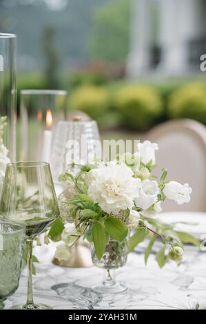 Grüner und weißer Empfang am Hochzeitstag, Tischaufsätze in der Mitte Stockfoto