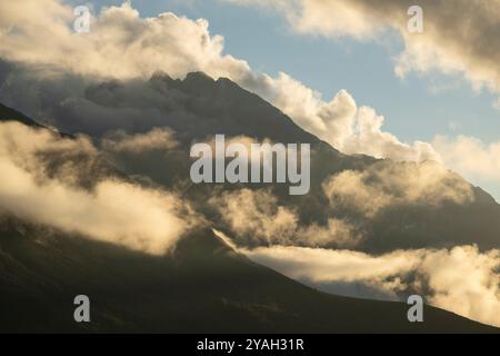 Wolken über den Berggipfeln des Nationalparks Picos de Europa, Spanien Stockfoto