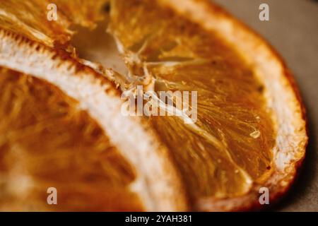 Zwei trockene Orangenscheiben Stockfoto