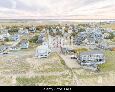Luftaufnahme der Häuser am Strand in Newburyport, MA bei Sonnenuntergang Stockfoto