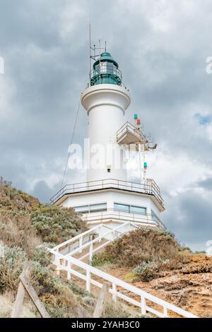 Point Lonsdale Lighthouse auf einem Hügel mit weißem, stürmischem Himmel Stockfoto