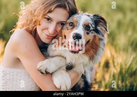 Junge Frau und australischer Schäferhund, Nahporträt Stockfoto