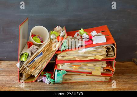 Eine Reihe von unordentlichen Aktenordnern, grungy alte Geschäftspapiere, Bürokratie, chaotisches Geschäftsmanagement, Konzept. Dunkler Hintergrund, freier Kopierbereich. Stockfoto