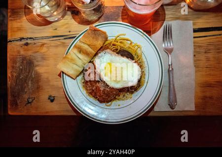 Blick von oben auf Spaghetti, Fleischbällchen und Ei Stockfoto