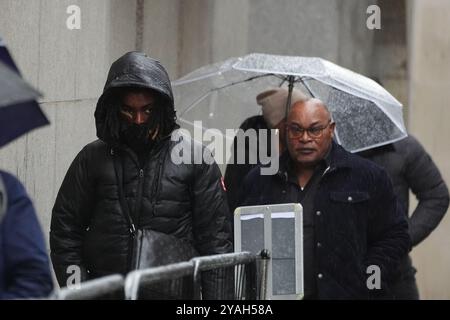 Prosper Kaba (rechts), der Vater von Chris Kaba, kam in Old Bailey, Zentrum von London an, wo der Metropolitan Police Schusswaffenoffizier Martyn Blake des Mordes an Chris am 6. September 2022 in Südlondon angeklagt wird. Herr Kaba starb, nachdem er einmal durch die Windschutzscheibe eines Audi in Kirstall Gardens in Streatham in den Kopf geschossen wurde. Bilddatum: Montag, 14. Oktober 2024. Stockfoto