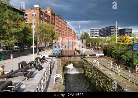 canal in ancoats, manchester, führt zum neuen Yachthafen von islington Stockfoto