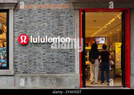 SHANGHAI, CHINA - 14. OKTOBER 2024 - Ein Lululemon-Geschäft in Shanghai, China, 14. Oktober 2024. Stockfoto