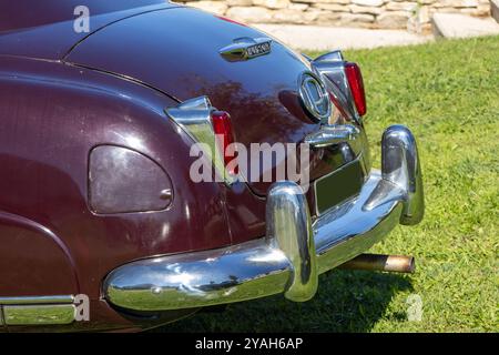 Glänzendes Chrom-Stoßfänger und Rückleuchten eines klassischen hudson Hornet-Autos, das in der Sommersonne glänzt Stockfoto