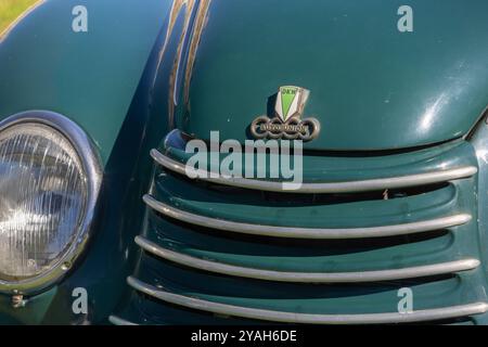 Nahaufnahme des restaurierten Frontgitters eines klassischen union dkw-Autos mit seinem legendären Logo und einem runden Scheinwerfer Stockfoto