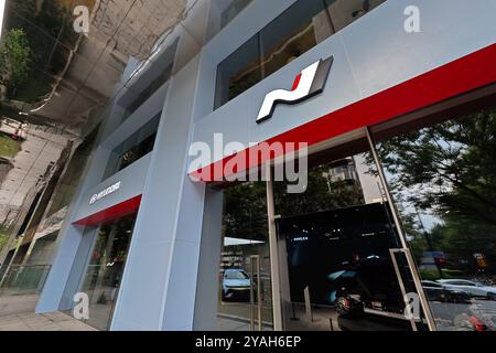 SHANGHAI, CHINA - 14. OKTOBER 2024 - der neu eröffnete Hyundai N Flagship Store in Shanghai, China, 14. Oktober 2024. Stockfoto