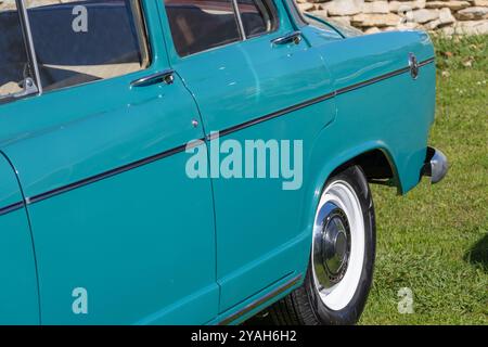 Türkisfarbener simca aronde Oldtimer mit weißen Mauerreifen, die auf Gras geparkt sind Stockfoto