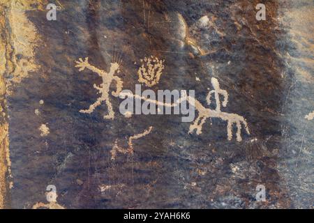 Zwei Figuren mit einem Pferd auf einer historischen Felskunsttafel der Ute-Indianer im Nine Mile Canyon, Utah. Stockfoto