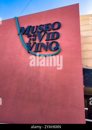 Das Schild auf der Vorderseite des Museo de la Vid y el Vino oder des Museums der Weinrebe und des Weins in Cafayate, Argentinien. Stockfoto