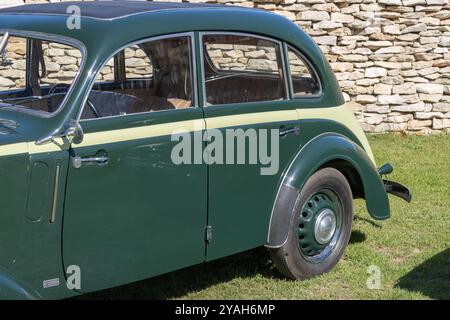 Klassische tatra 57 mit originalem grünen Farbauftrag auf dem Grasfeld Stockfoto