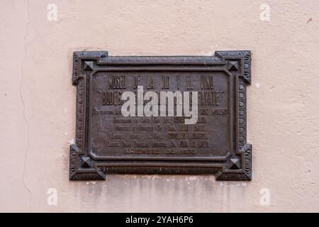 Eine Bronzetafel über das Museo de la Vid y el Vino in Cafayate, Argentinien. Stockfoto