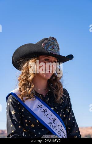 Die Rodeokönigin posiert zu Pferd vor dem Moab Junior Rodeo in Utah. Stockfoto