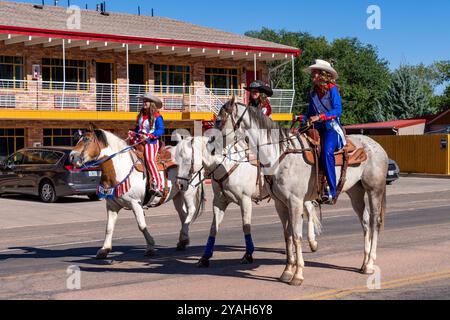 Die Rodeokönigin und ihre Besucher zu Pferd bei der Parade vom 4. Juli am Unabhängigkeitstag in Moab, Utah. Stockfoto