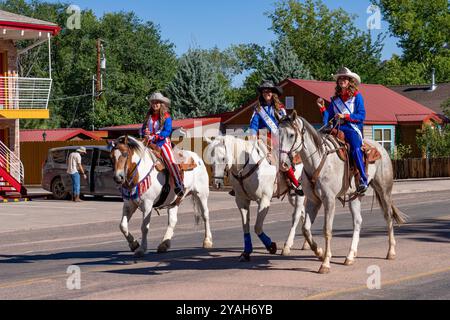 Die Rodeokönigin und ihre Besucher zu Pferd bei der Parade vom 4. Juli am Unabhängigkeitstag in Moab, Utah. Stockfoto