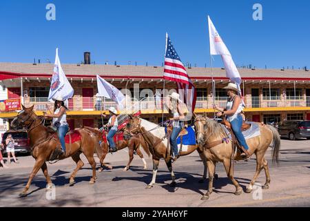 Ein Reittraining-Team zu Pferd mit amerikanischer Flagge bei der Parade vom 4. Juli am Unabhängigkeitstag in Moab, Utah. Stockfoto