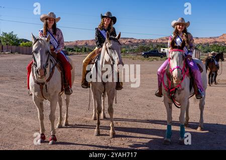 Die Rodeokönigin und ihre Begleiter posieren zu Pferd vor dem Moab Junior Rodeo in Utah. Stockfoto