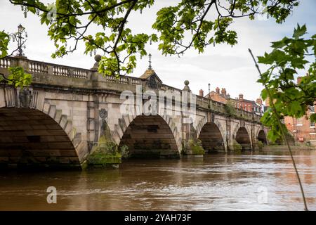 Großbritannien, England, Shropshire, Shrewsbury, English Bridge über den Fluss Severn Stockfoto